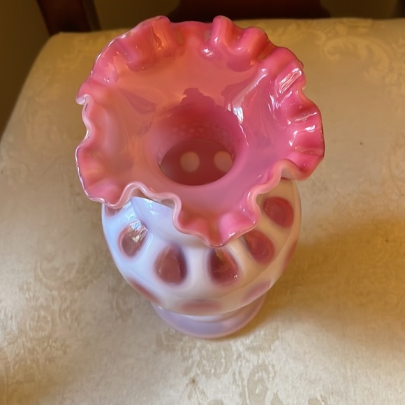 Vintage Fenton cranberry opalescent coin dot spot ruffled top vase, stunning! - Picture 4 of 13